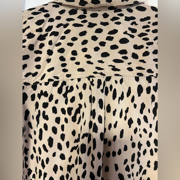 Chicos Silky Soft Dotted Cheetah Print Half Placket Button Down Shirt Sz1 - Picture 7 of 13